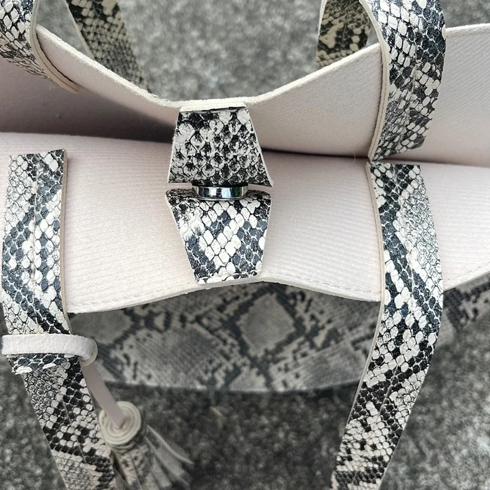 Snake Print Grey/White ite Round Tote with matching tassel